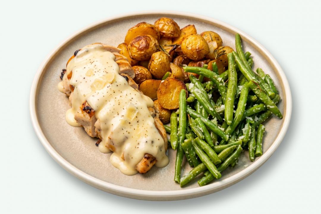 Smokey Cheese Chicken cu cartofi baby și fasole verde